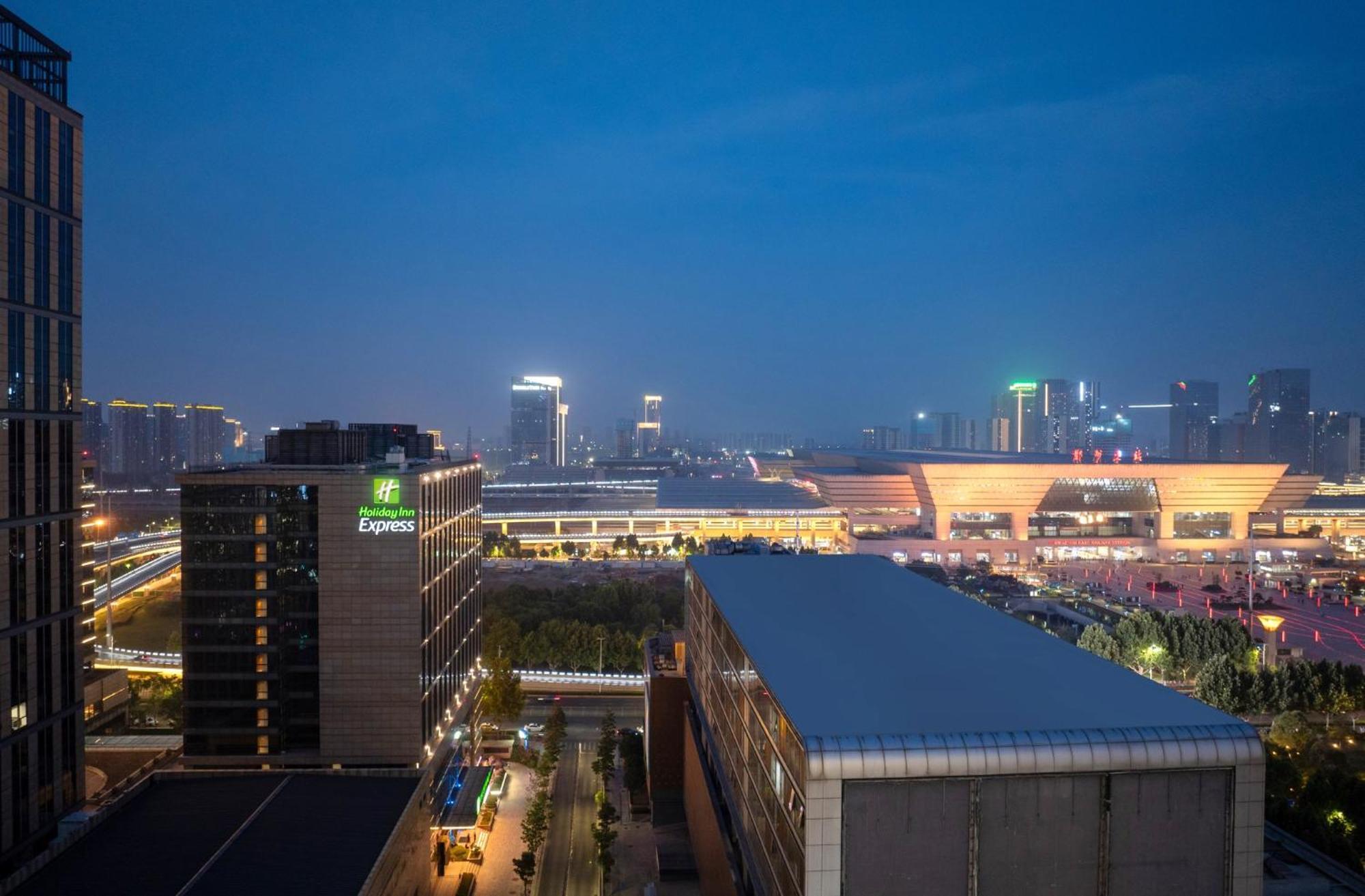 Holiday Inn Express Zhengzhou Zhengdong By Ihg Exterior foto